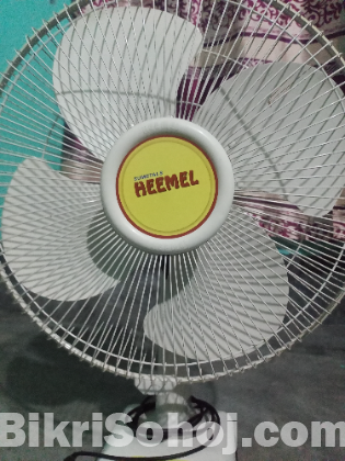 সুন্দর একটি হিমেল টেবিল ফ্যান বিক্রি হবে।